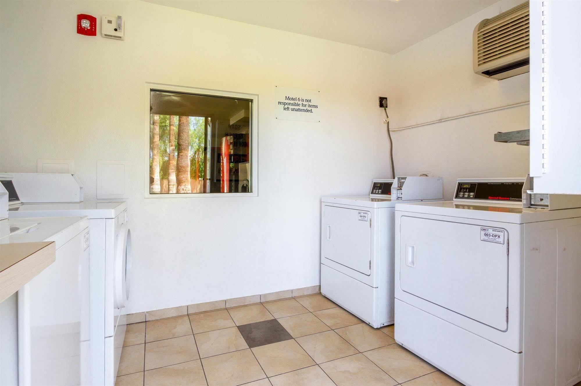 Motel 6 Mesa North Bagian luar foto